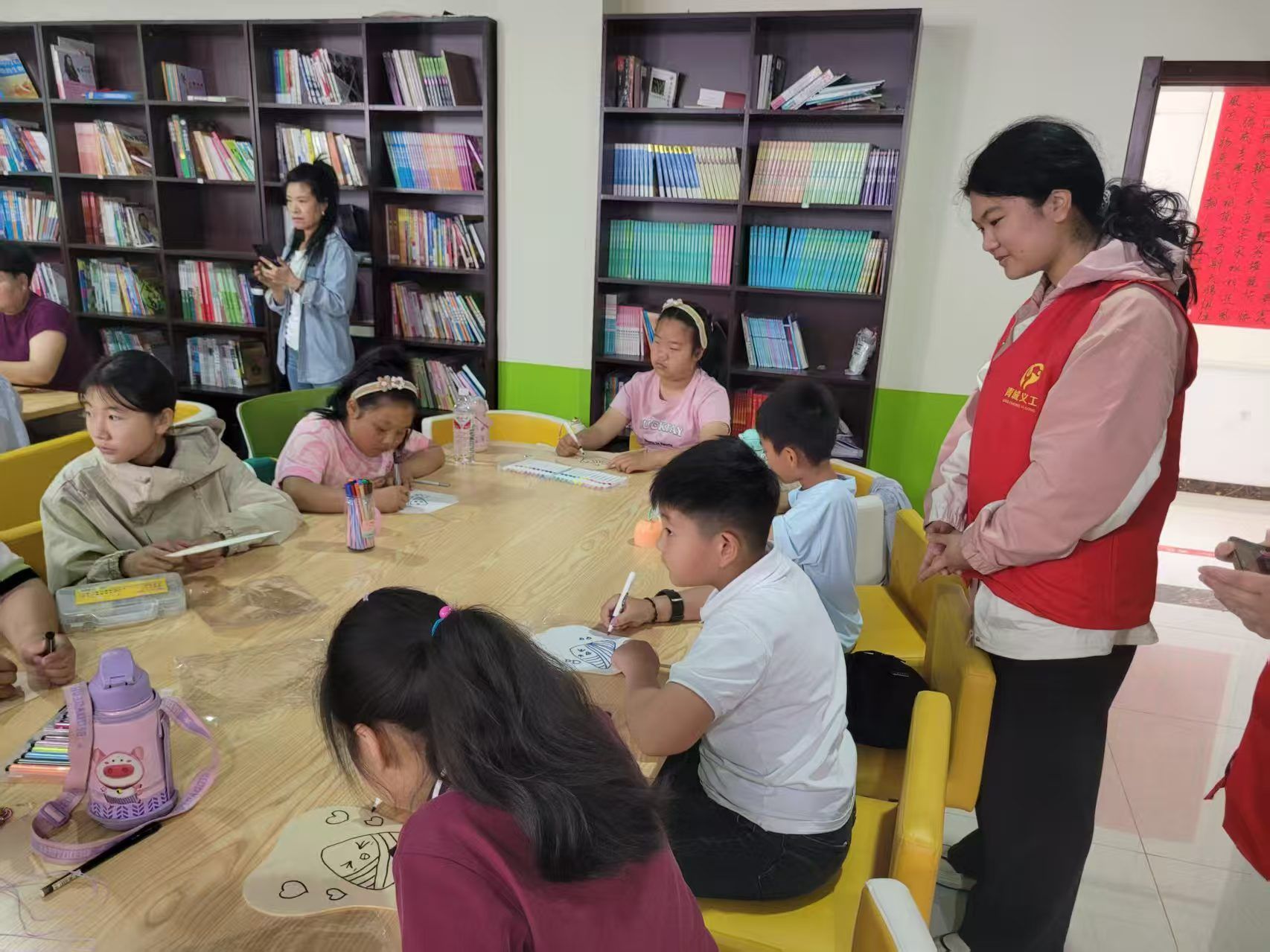 “粽情端午，画扇传爱” ——禁忌书屋
2022级社会工作专业实习生协助 青州市益都街道社会工作服务站开展端午节活动