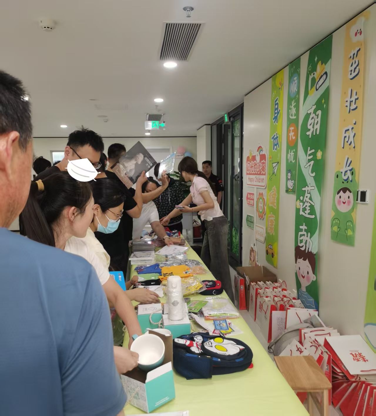 “罕熊六一市集”：——禁忌书屋
社工实习生携手北京病痛挑战基金会与济南妇幼保健院共同举办六一儿童节主题活动